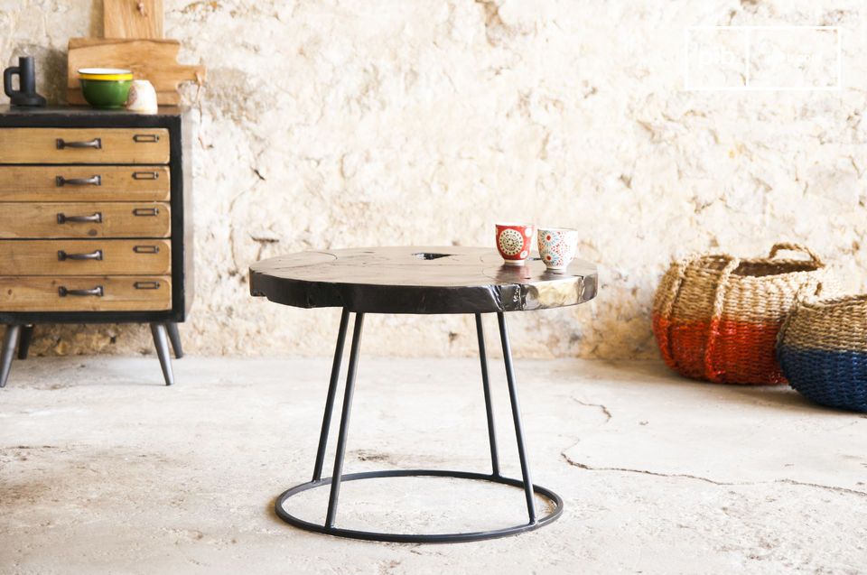 Superbe table d'appoint au style très nature.