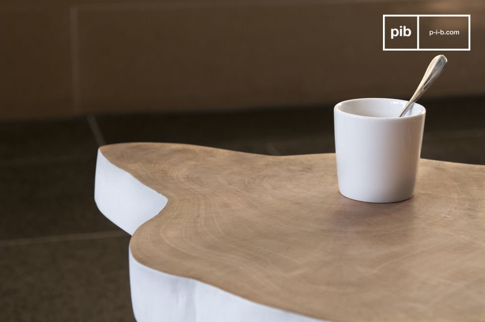 La table t'appoint affiche un plateau de forme naturelle.