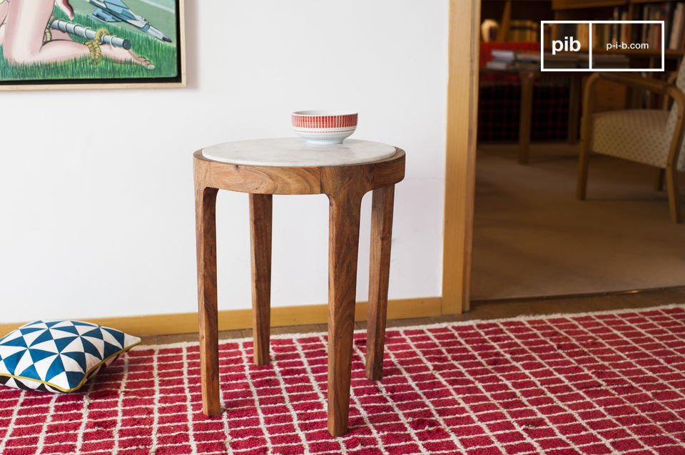 Une superbe table d'appoint en bois et en marbre blanc.