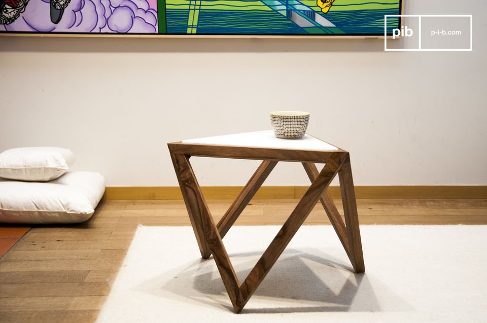 Belle table triangulaire en bois et marbre blanc.