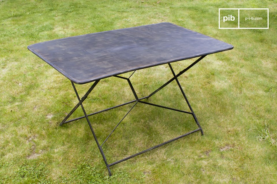 La table de jardin Compiègne est un meuble d\'extérieur absolument parfait pour profiter du beau