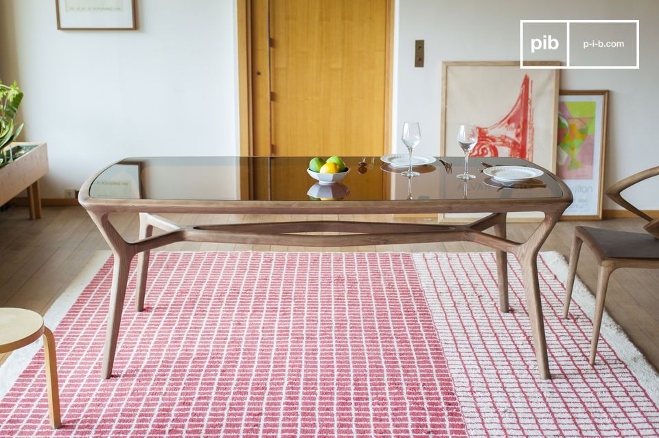 Table en bois de frêne et au plateau en verre trempé fumé.