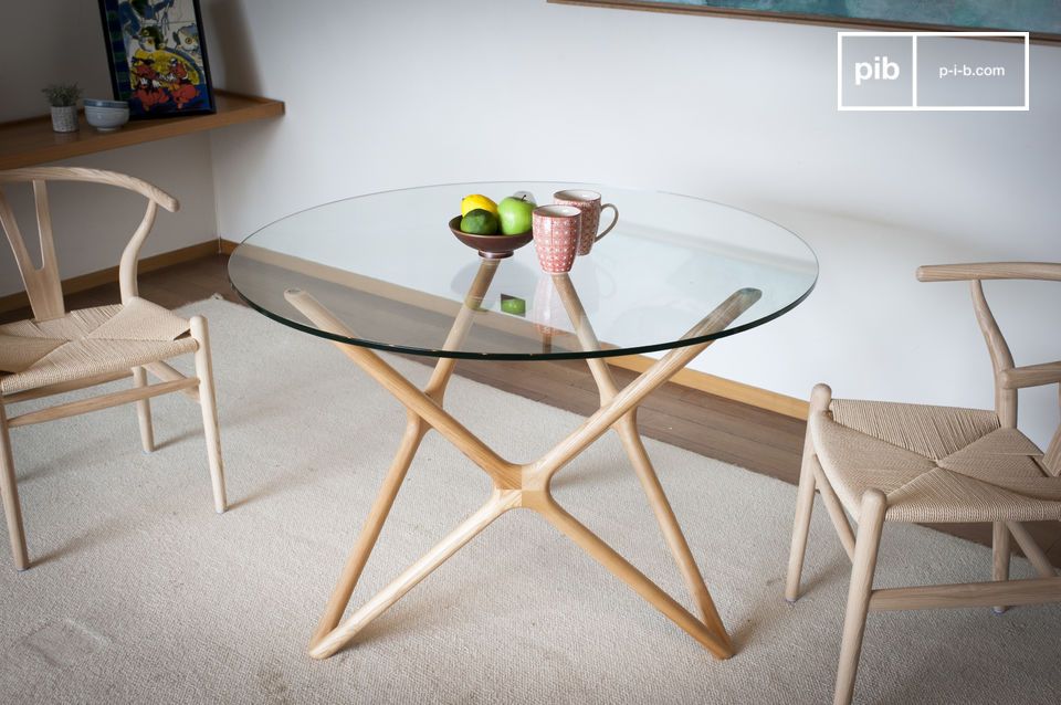 Table en verre et en bois clair pour un ensemble ultra design.