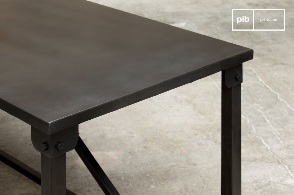 Table de repas solide et robuste.