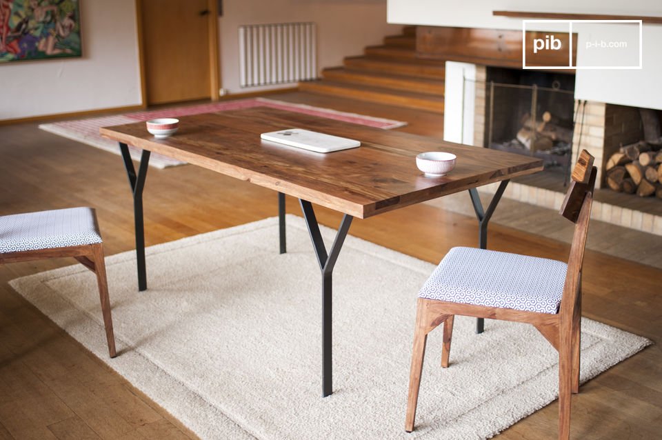 Table de repas en bois au design filiforme.