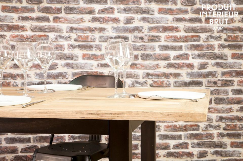 Optez pour une table de repas associant une ligne moderne et un plateau en bois brut pour en rendu