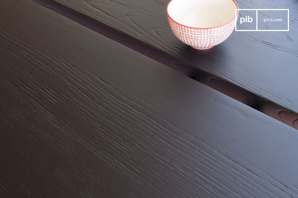 Le vernis noir satiné laisse entrevoir les veines du bois.