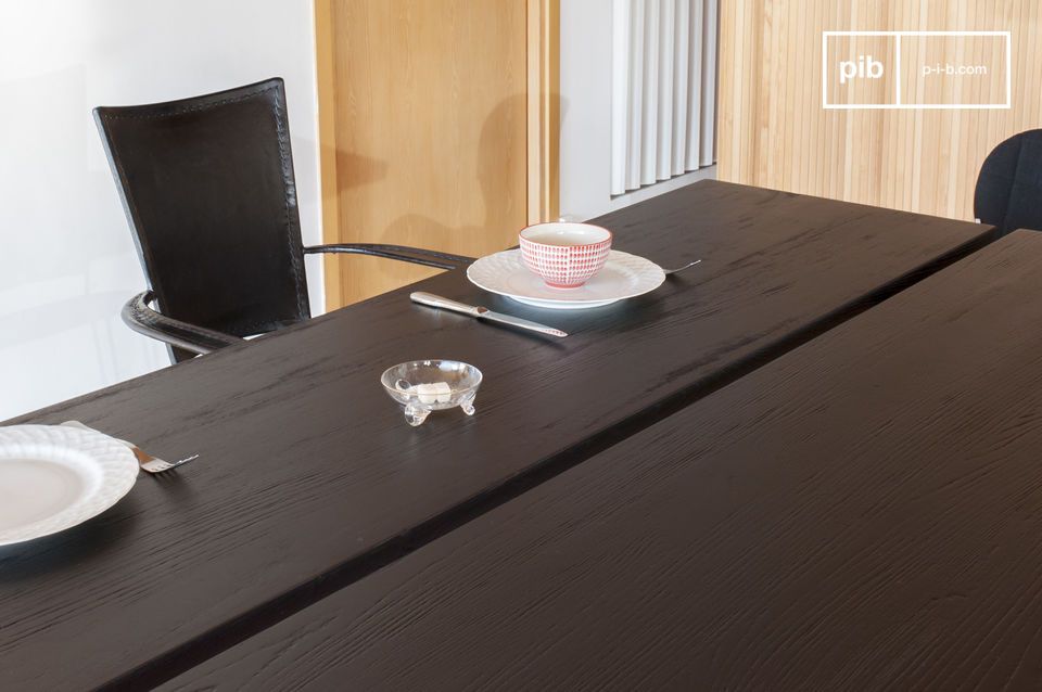 La fente qui partage le plateau souligne l'esthétique minimaliste de la table.