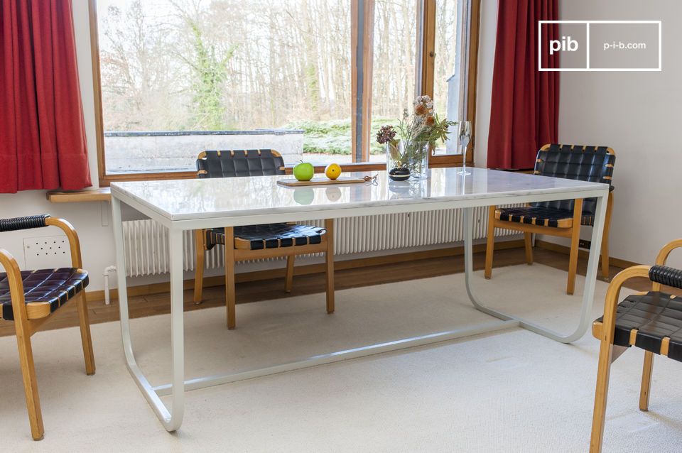 Belle table de repas avec un plateau en marbre épais de style carrare.