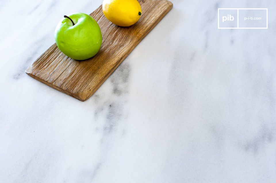 Un plateau en marbre blanc pur veiné de gris.
