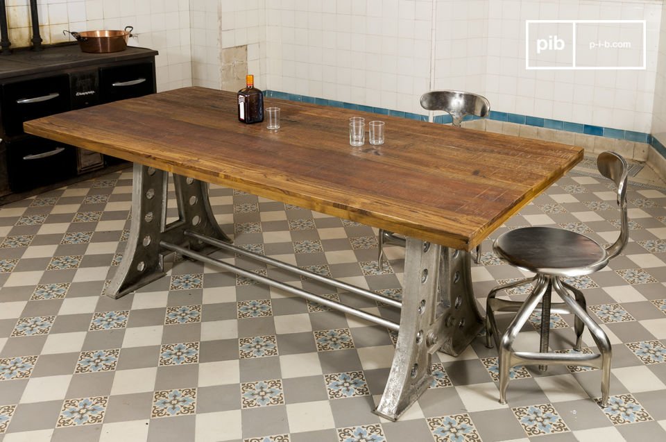 une grande table de repas au design industriel caractéristique.