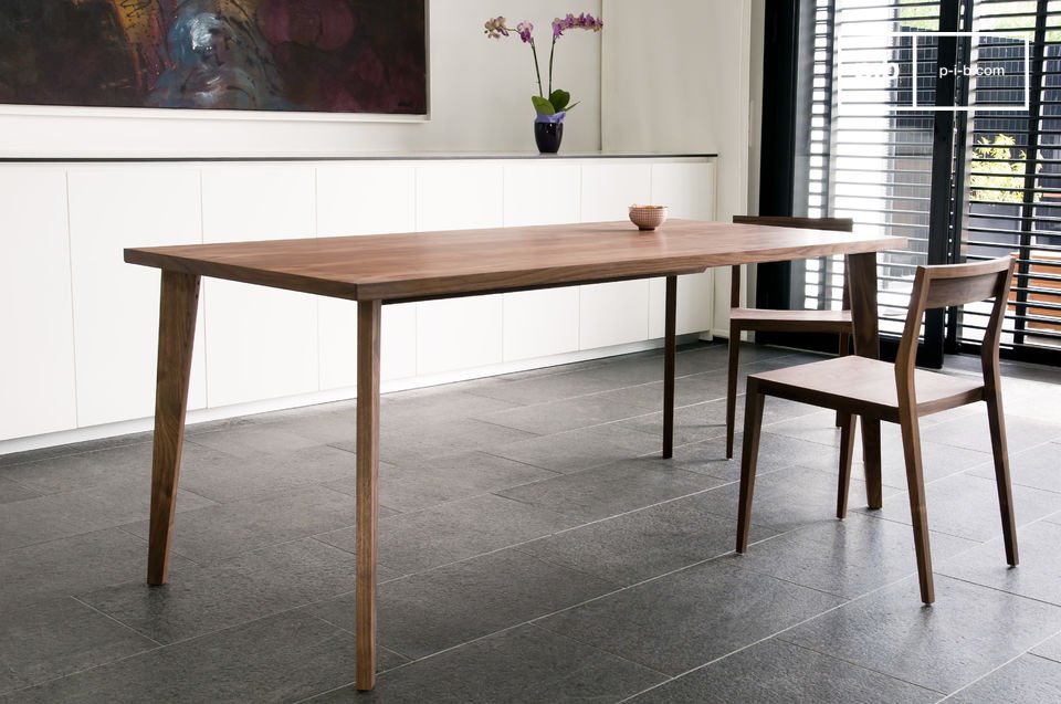 La table en noyer s'inspire du design scandinave.