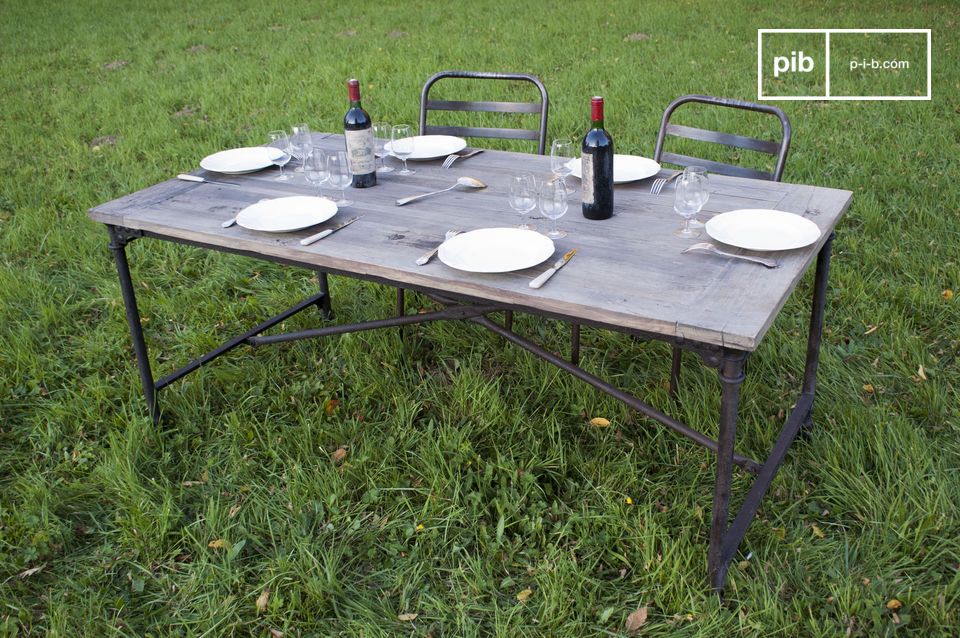 Belle table de repas industrielle aux pieds démontables.