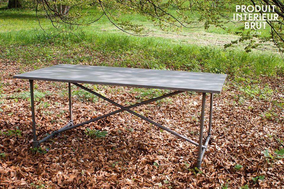 Pour faciliter le transport de la table, elle est livrée avec ses pieds démontés