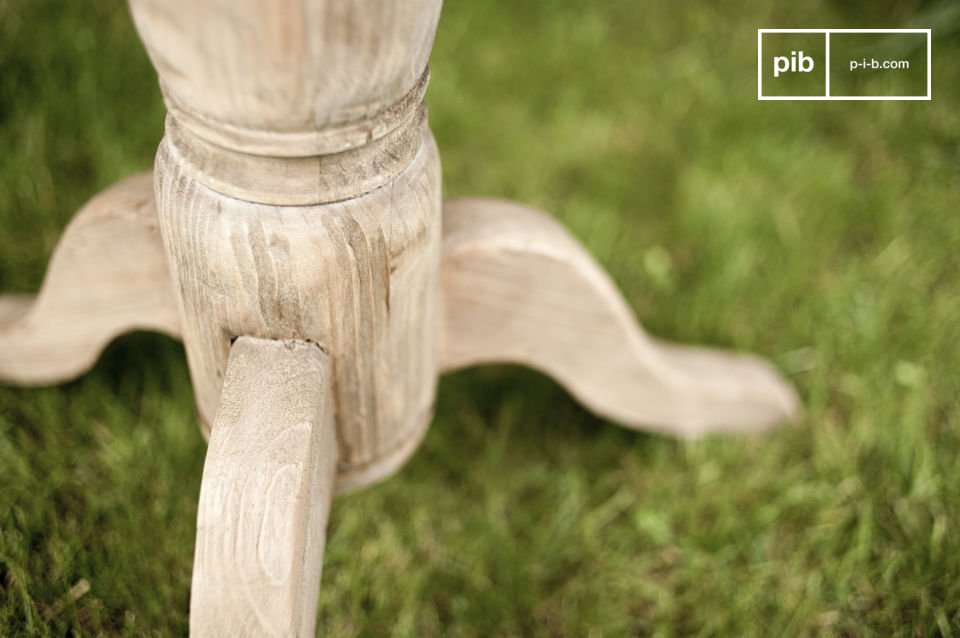 Entièrement réalisée en bois de pin ancien légèrement texturé