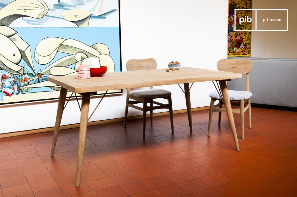 Belle table en bois clair naturel.