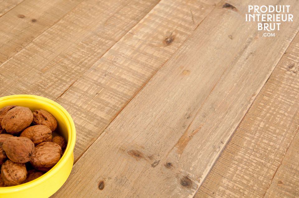 Le charme de la table Suzie est accentué par les courbes des angles du plateau et celles du