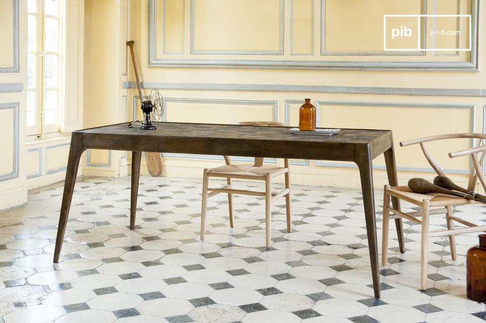 Table aux lignes élégantes et mosaïque de bois ancien.