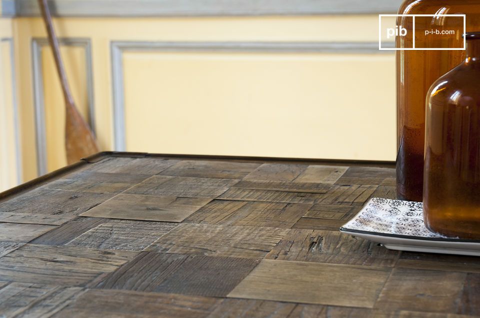 Les carrés de bois donnent un joli relief à la table.