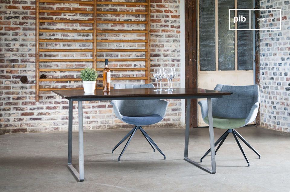 Sublime table en bois et au piétement en métal.