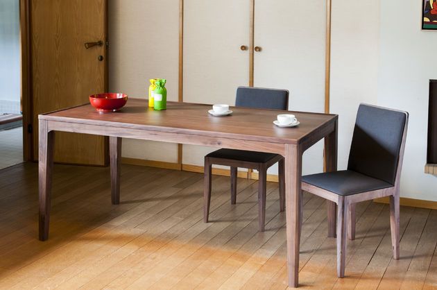 Table de repas en noyer Hemët