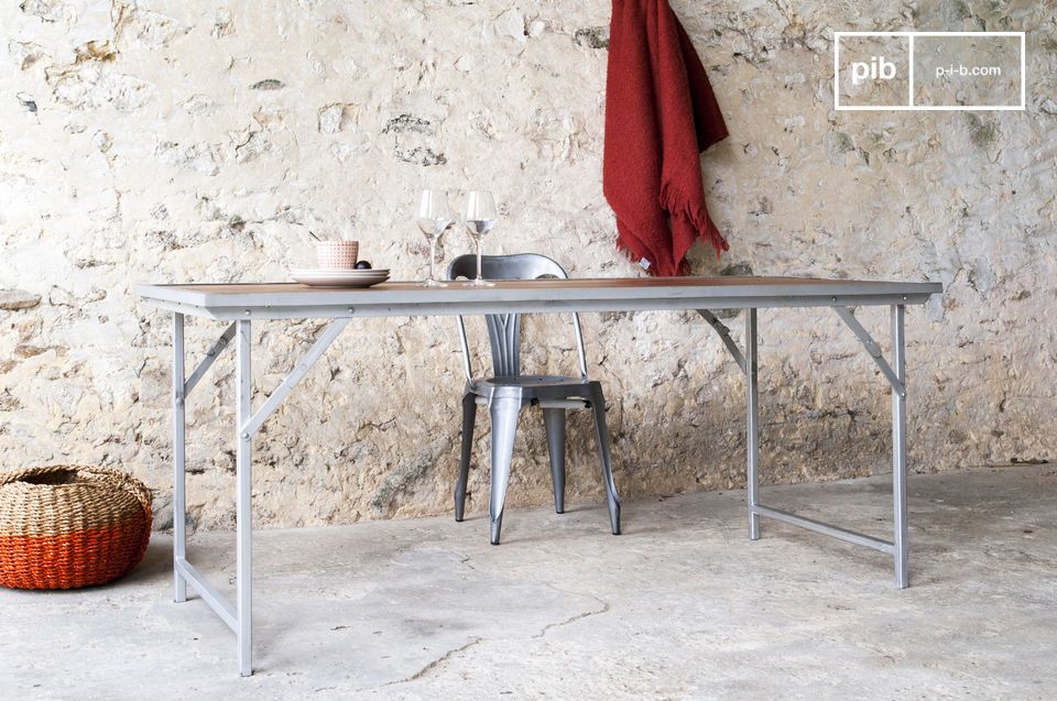 La table est pliable pour optimise l'espace.