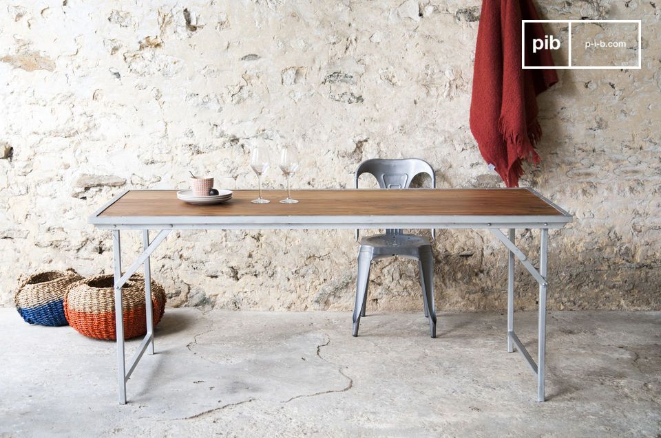 Belle table en teck au style industrielle.