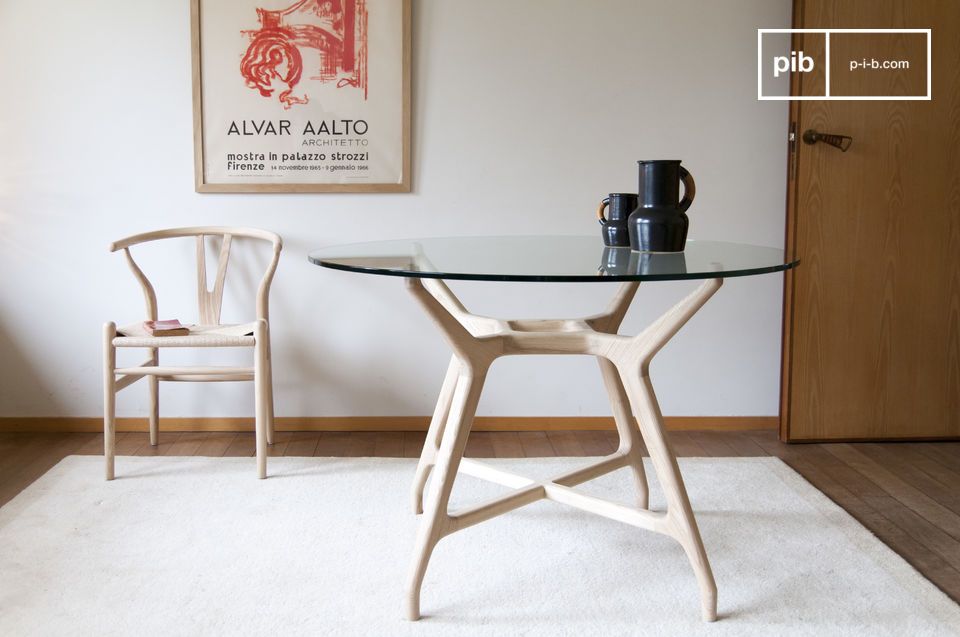 Une table en verre au plateau rond et au design magnifique.