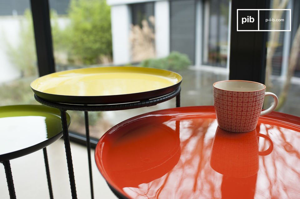 Set de trois tables en métal aux couleurs chatoyantes