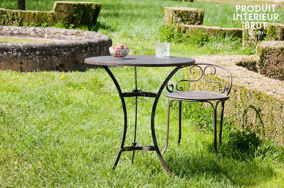 Avec son piètement tout en courbe, la table Giverny affiche une certaine grâce