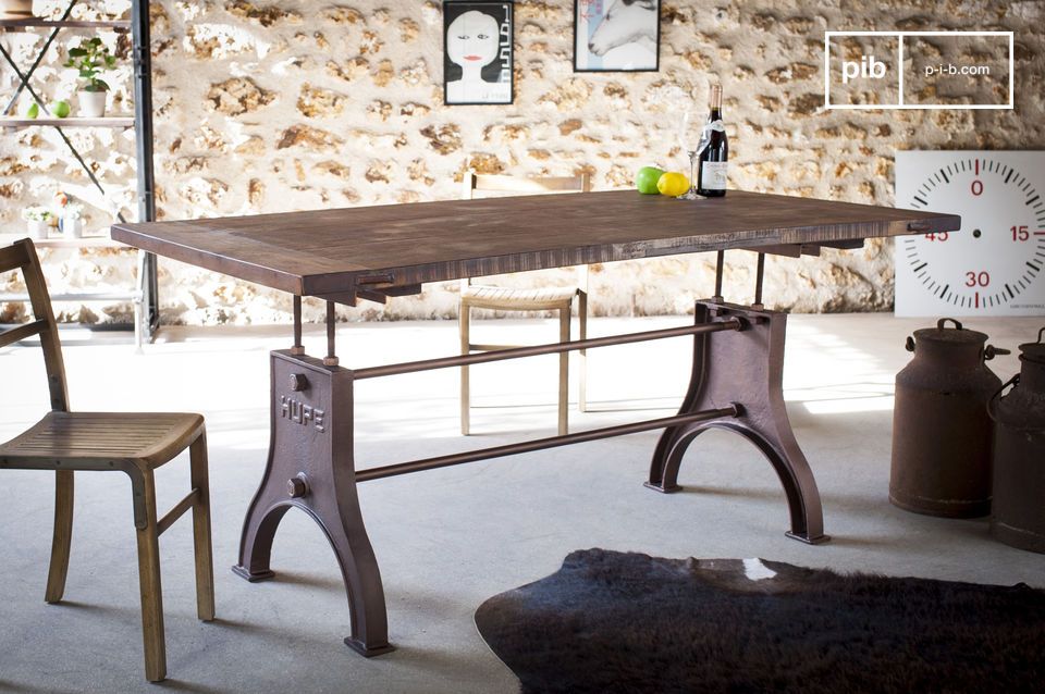 Belle table de repas aux lignes industrielles vintage.