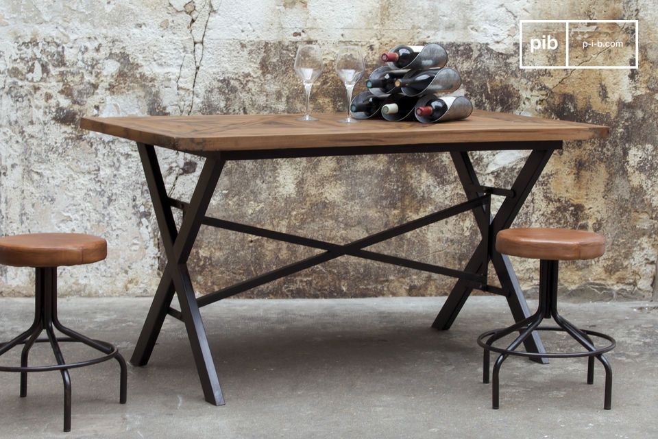 La table est résolument industrielle, et d'une robustesse à toute épreuve.