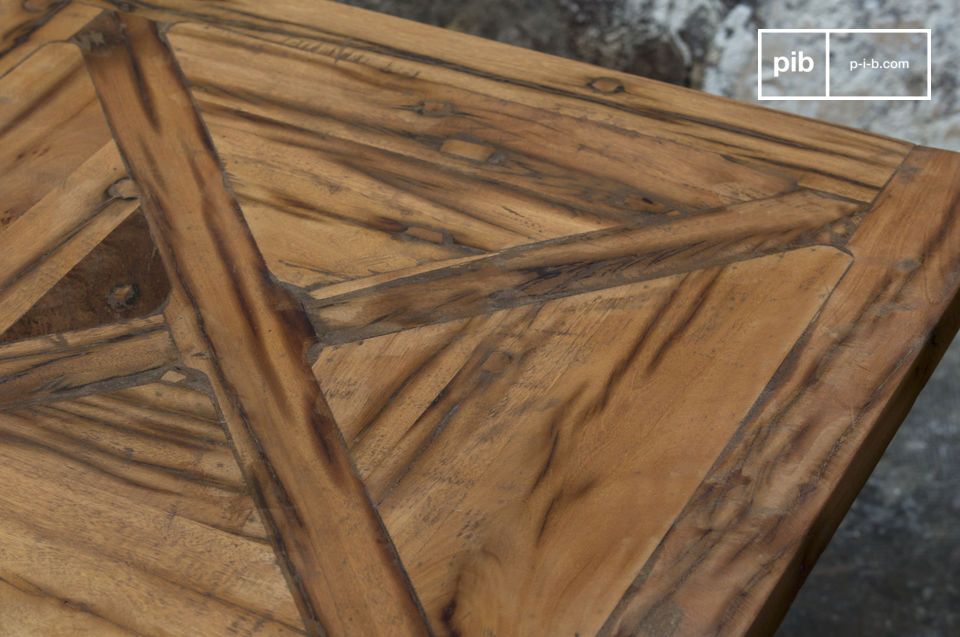 Les différentes lames de bois qui composent la table lui donne son cachet.
