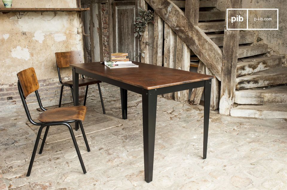 Belle table en bois et métal sombre.