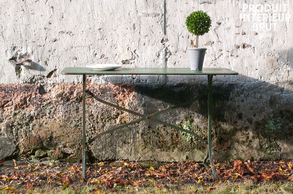 Une table robuste à la finition patinée