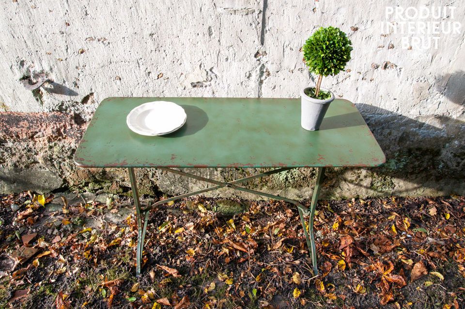 Une table réalisée tout en métal dont vous apprécierez la finition verte - rouille patinée à
