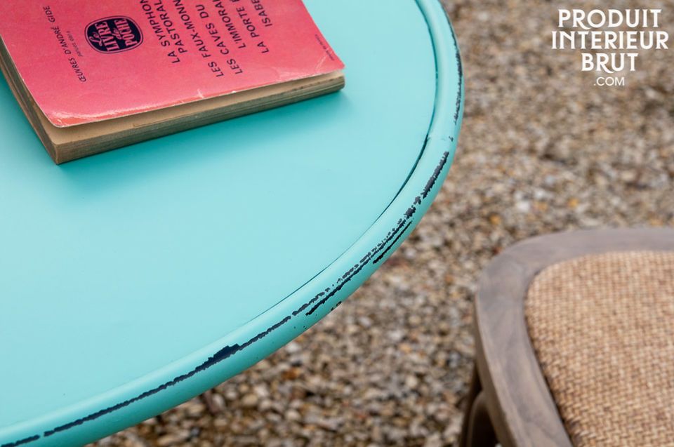 Une table ronde au coloris plein de fraîcheur