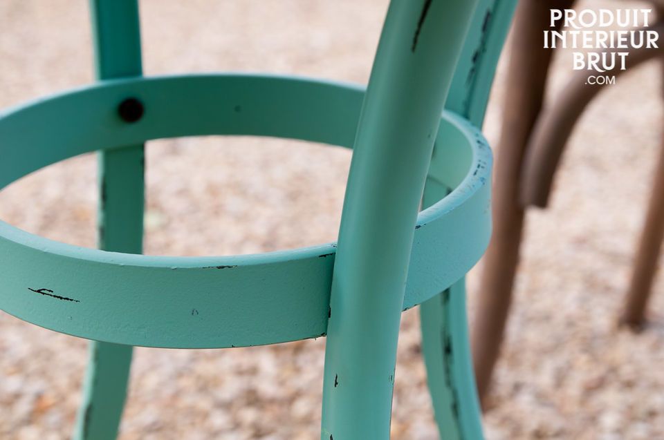 Le côté raffiné issu de la ligne courbée de cette table lui permet de trouver aussi sa place en