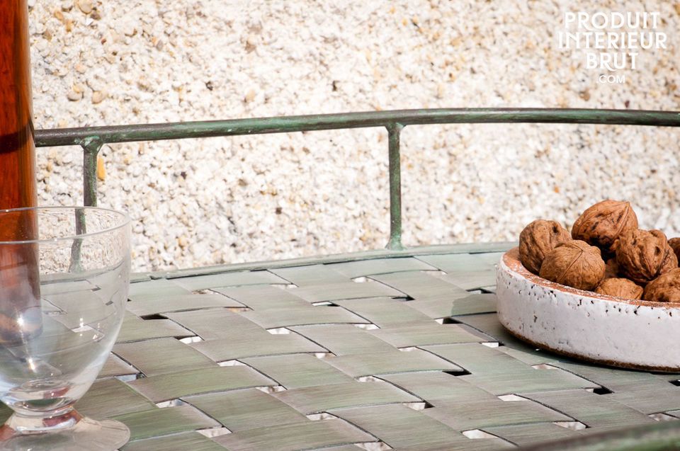 La table pliante verte en métal tressé est un petit meuble idéal pour réussir la déco brocante