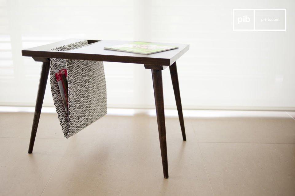 Porte-revue pouvant servir de table d'appoint.