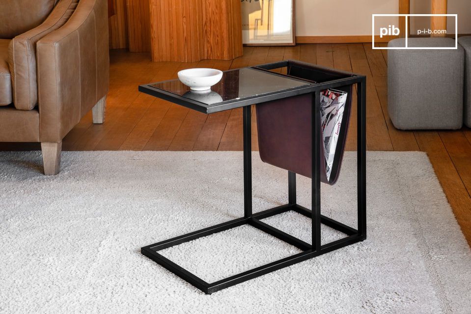 Une table porte-revues en cuir et élégant marbre noir.