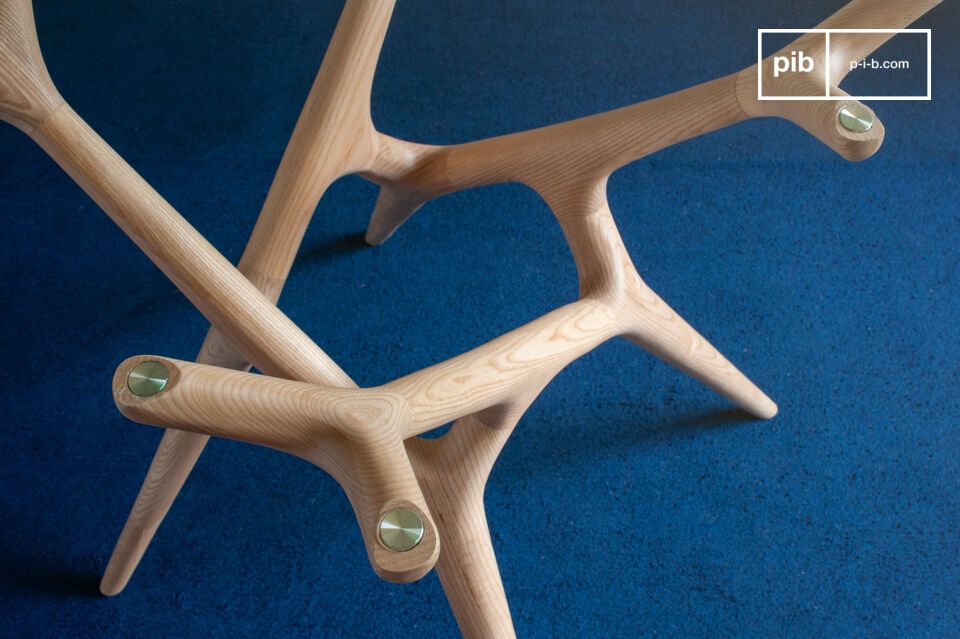 Cette table ronde s\'inspire du design nordique en alliant sobriété et naturel