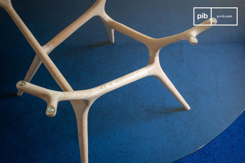 Cette table ronde s\'inscrit dans une esthétique épurée où le bois et le verre s\'associent