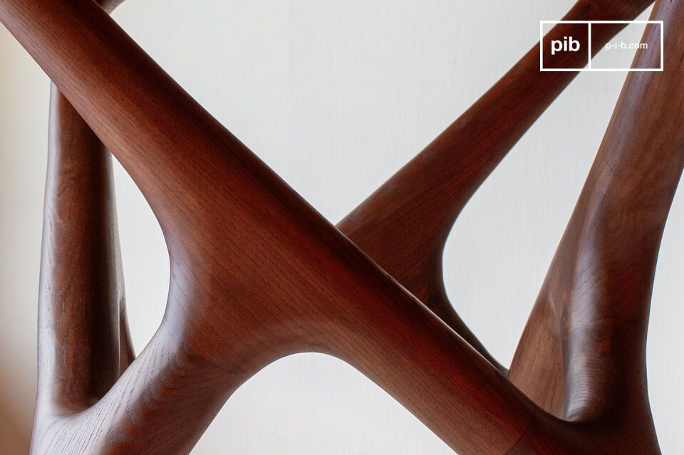 Cette table ronde met en avant un design épuré inspiré du style scandinave