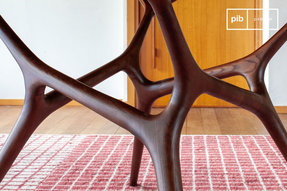 Cette table ronde au design épuré trouve son équilibre entre sobriété et naturel