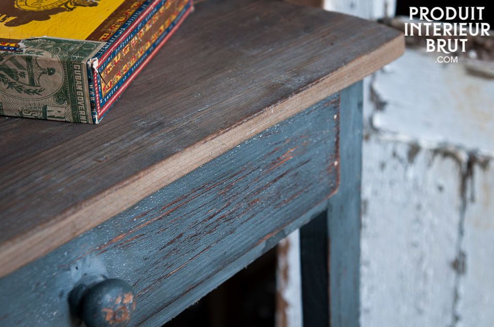 Le meuble est entièrement en bois de pin recouvert d\'une belle patine