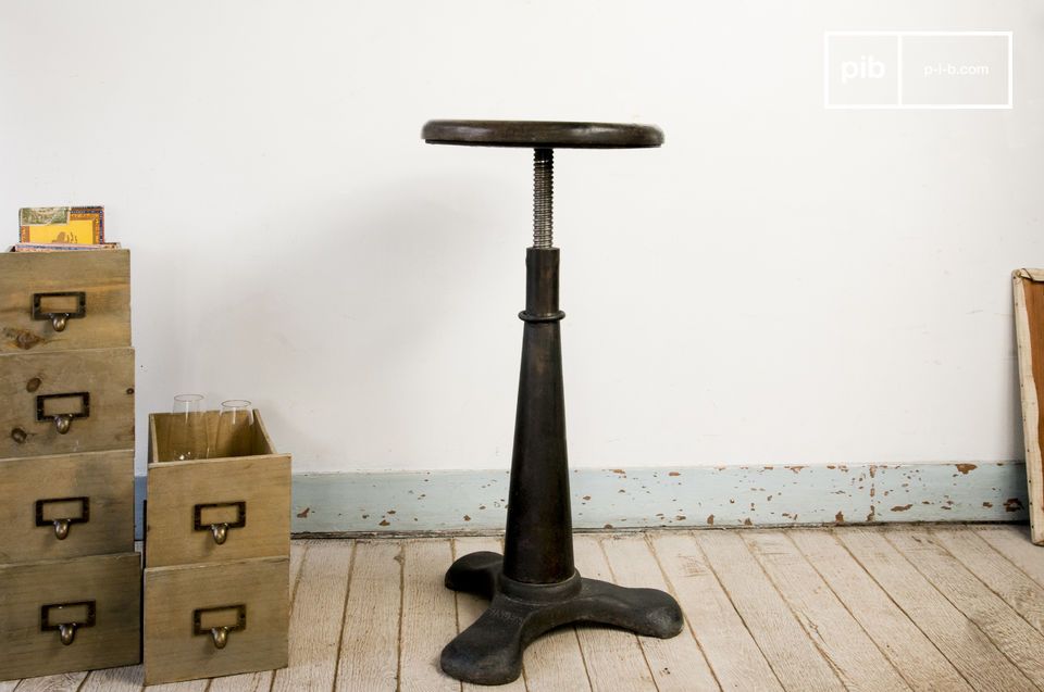 Tabouret typiquement industriel, au design issu des anciens ateliers.