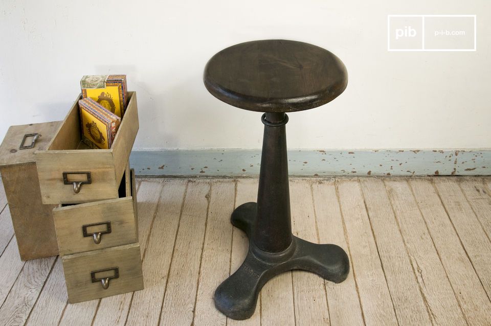 Le piètement est massif, et s'associe avec élégance au bois sombre de l'assise.