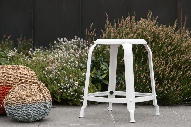 Tabouret d'atelier à rivets blanc