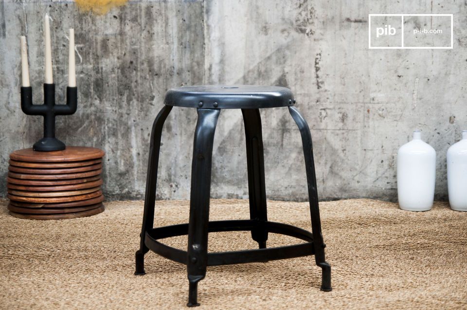 Superbe tabouret d'atelier en métal noir.